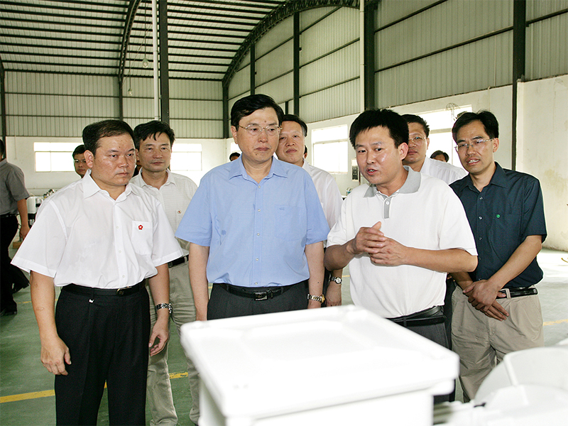 2007年7月22日時任廣東省委書記張德江在市標頂空壓技術有限公司調研